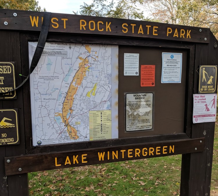 west-rock-state-park-lake-wintergreen-parking-area-photo